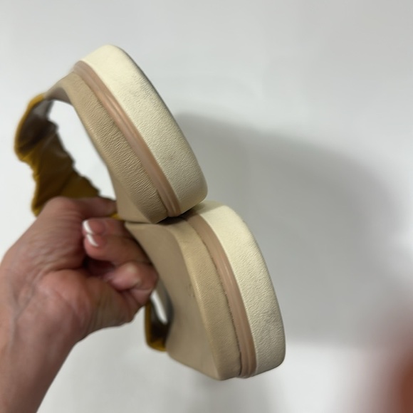 Olukai Women’s Pihapiha Gold sandal slides size 11 - Picture 3 of 7